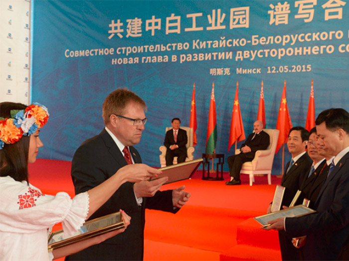  2015年在中国国家主席习近平和白俄罗斯总统卢卡申科的见证下，银河welcome娱乐网站公司作为首批入园企业入驻中白工业园